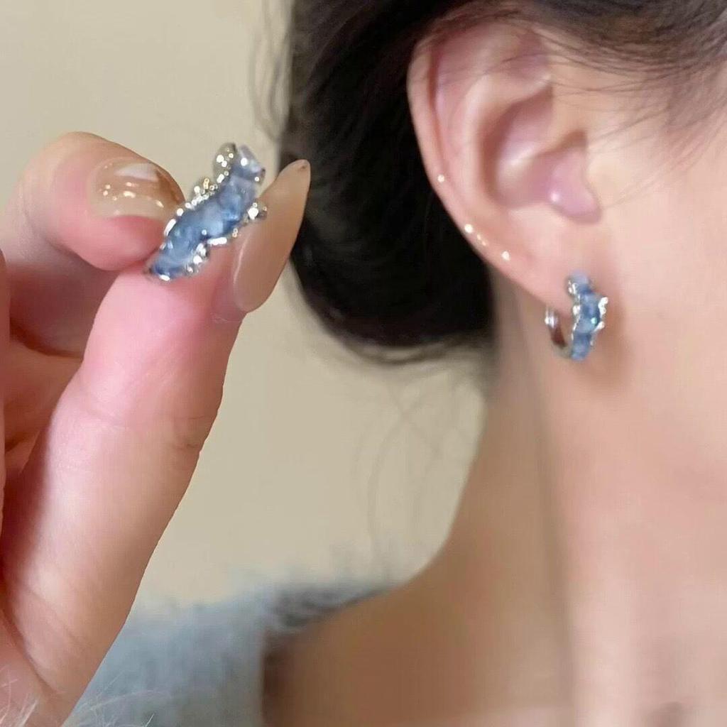 Винтажные красные серьги-кольца в гонконгском стиле: Элегантный женский аксессуар на осень/зиму