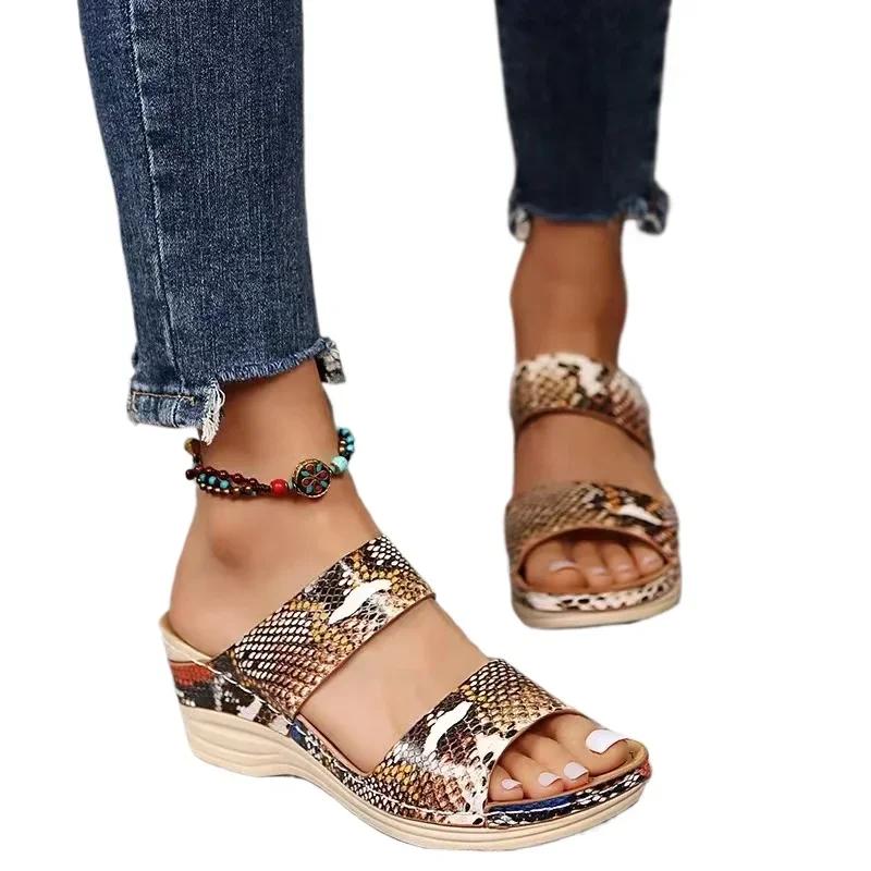 Ортопедические тапочки премиум-класса, новые летние туфли для женщин, босоножки на танкетке и платформе, ретро-римские повседневные леопардовые пляжные шлепанцы
