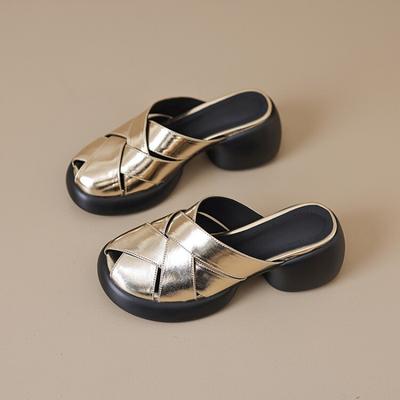 Женские летние тапочки, роскошная домашняя обувь на платформе для дома, женская тенденция 2024 года, модные уличные тапочки из искусственной кожи на каблуке