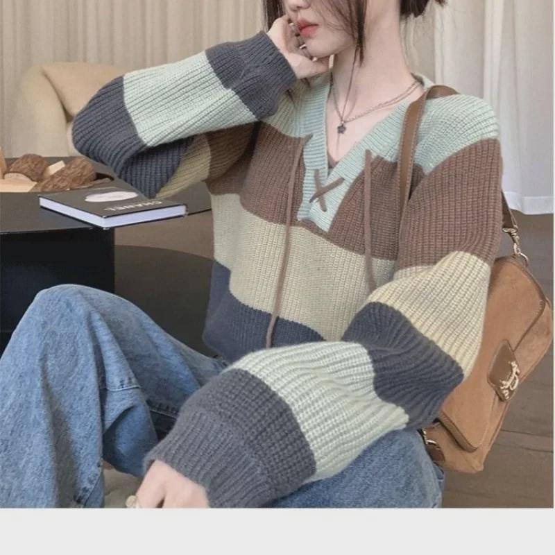 Женский полосатый теплый вязаный свитер: Длинный рукав, свободный крой, универсальный короткий топ на весну 2024 г.