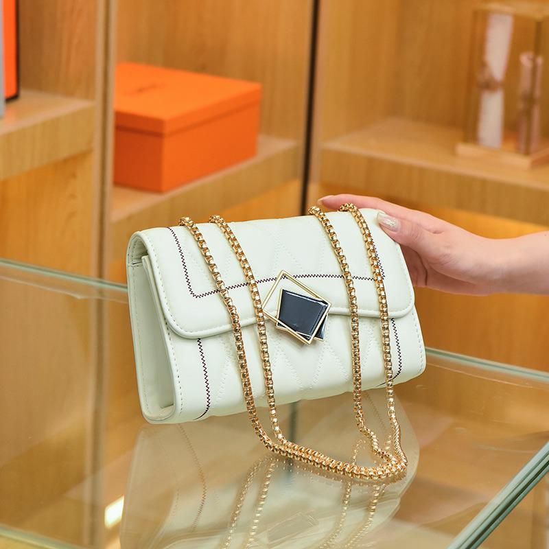 Женская стеганая сумка кроссбоди на цепочке с вышивкой в ромбовидный узор