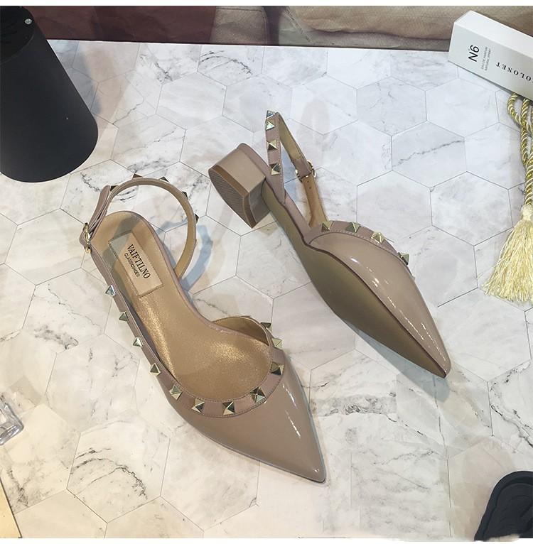 Сандалии с заклепками женские 2024 новые остроносые одинарные туфли плоские туфли лакированная кожа Baotou темперамент высокие каблуки женские туфли 33-41