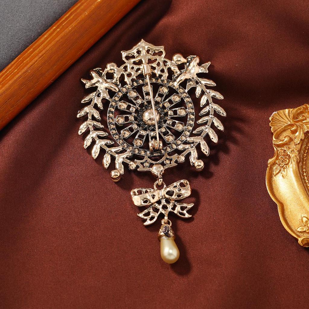 Винтажная брошь-булавка в стиле барокко с бантом и стразами