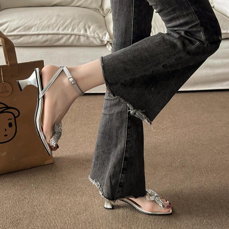 Bow word с сандалиями женские лето 2025 новый иностранный стиль фея стиль бокал для вина и большой размер высокие каблуки