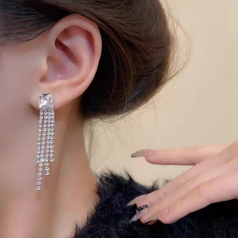 Серьги-гвоздики из серебра 952 пробы с цирконием и длинной кисточкой - Элегантные и утонченные женские аксессуары