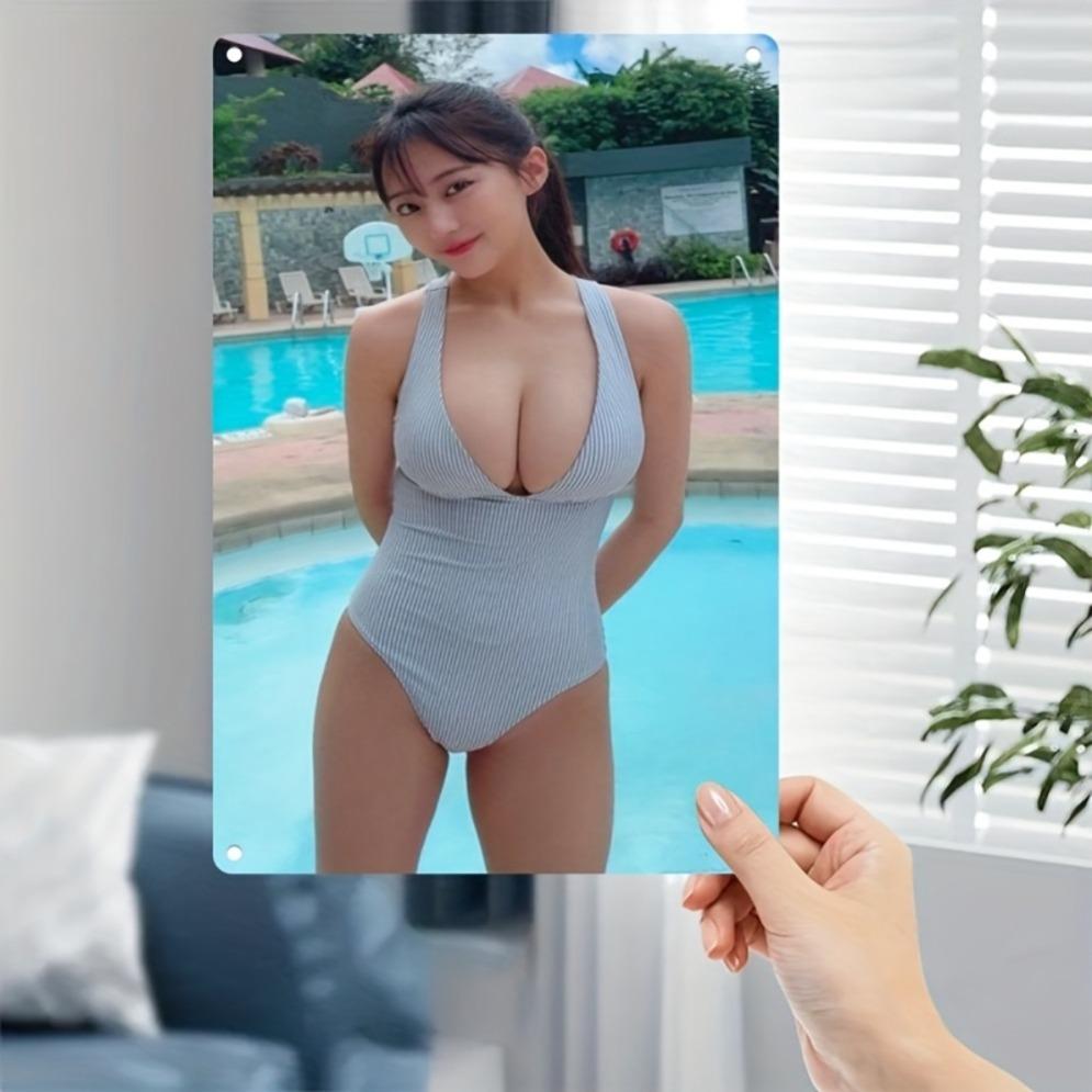 Металлическая вывеска Hisun HD Металлическое настенное искусство Красивая молодая женщина с длинными темными волосами в сером ребристом купальнике-слитном с вырезом на шее Позирует у синего пруда