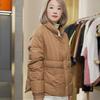 МОДА 2024 зима новая корейская версия свободная мода белый утиный пух маленький воротник стойка средний тонкий пух женский короткий зимний модный Одежда