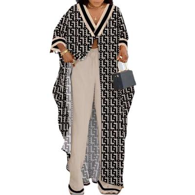 Женский свободный большого размера комплект из двух предметов: халат с рукавом три четверти, V-образным вырезом на пуговицах и принтом, брюки на кулиске