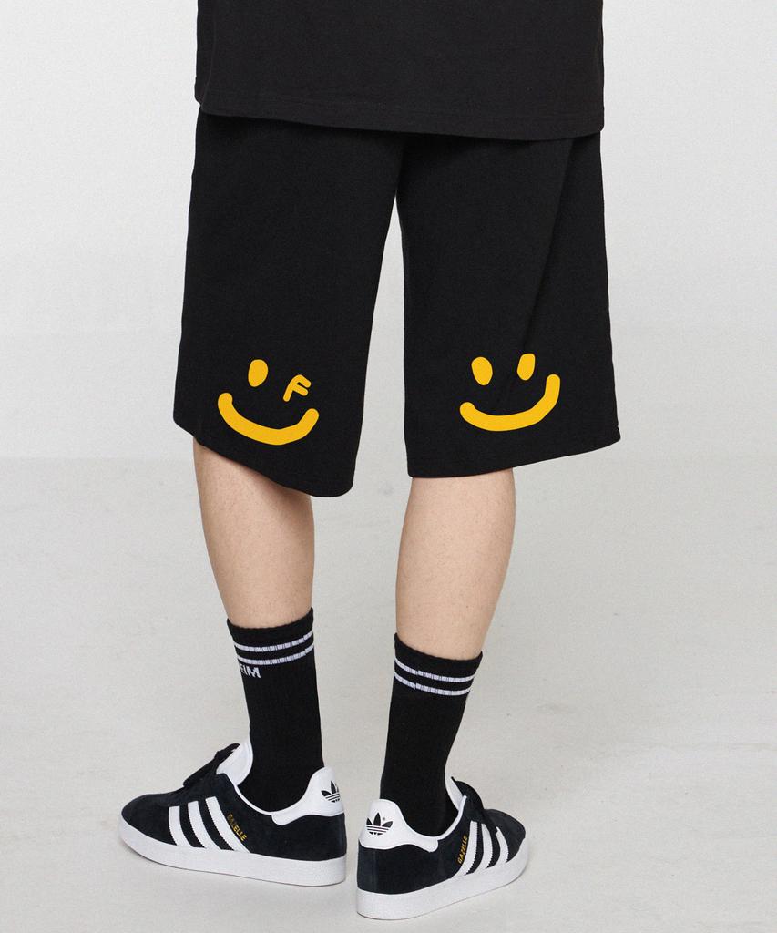 GRAVER [Unisex] Back Drawing Smile Bermuda Training Shorts_Black