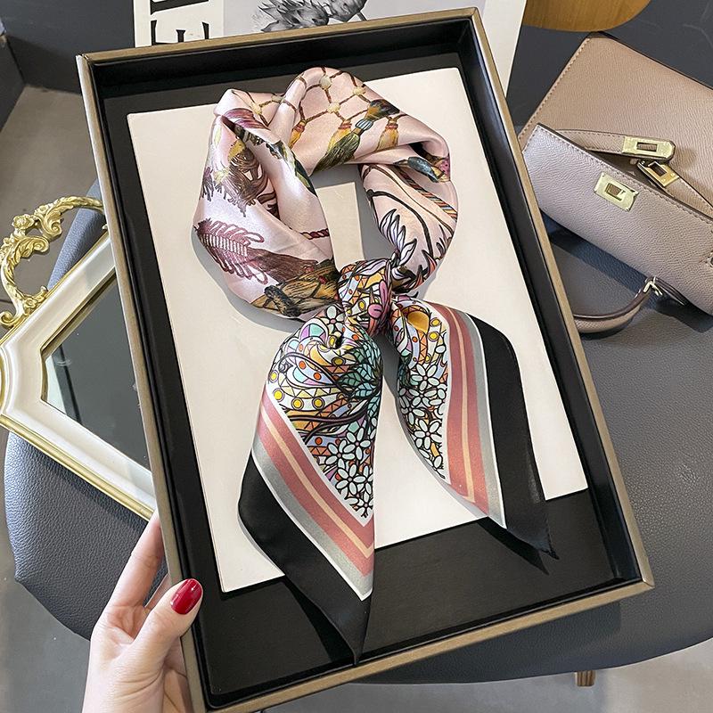 Женский шелковый шарф Camellia Black & White Mulberry - 70x70 см, стильный аксессуар на весну/осень