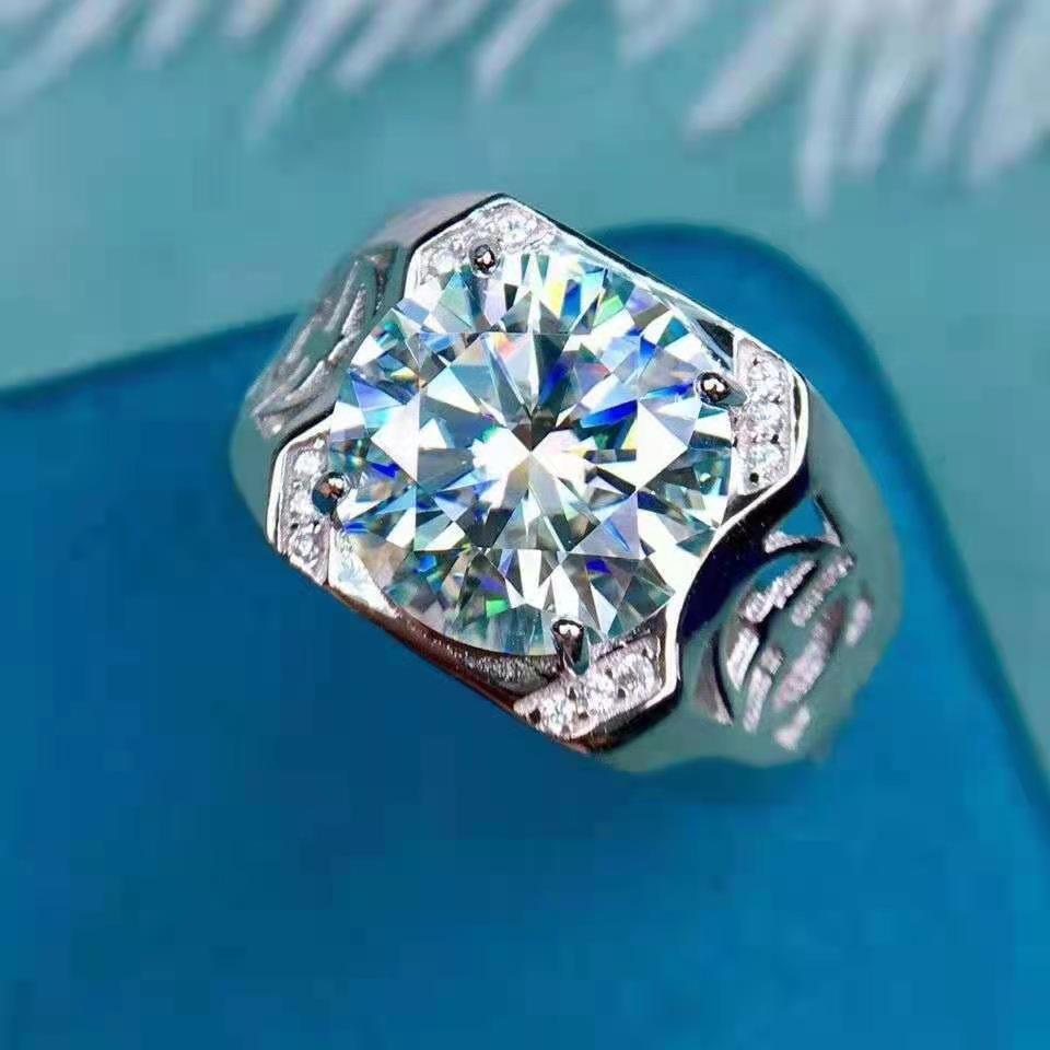 Классическое мужское кольцо с муассанитом весом 6 карат, инкрустированное сердечками и стрелами.