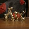 Миниатюрная винтажная фигурка кошки из латуни 1 шт. Ретро-статуэтка кошки из металла Маленькое животное-украшение для домашнего рабочего стола Коллекционная художественная вещь