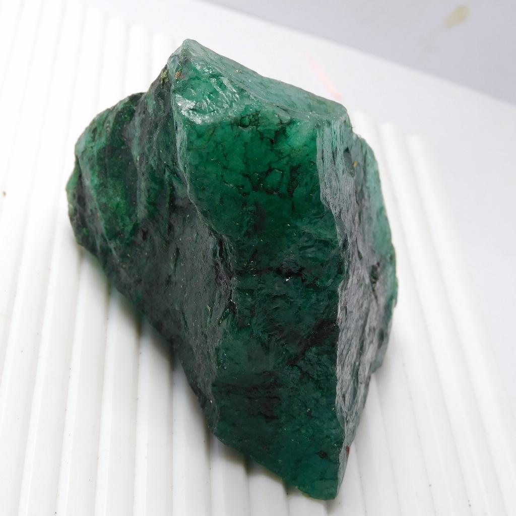 Natural Green Emerald Loose Gemstone 77 ct Uncut Rough for Lapidary and Gem Collections