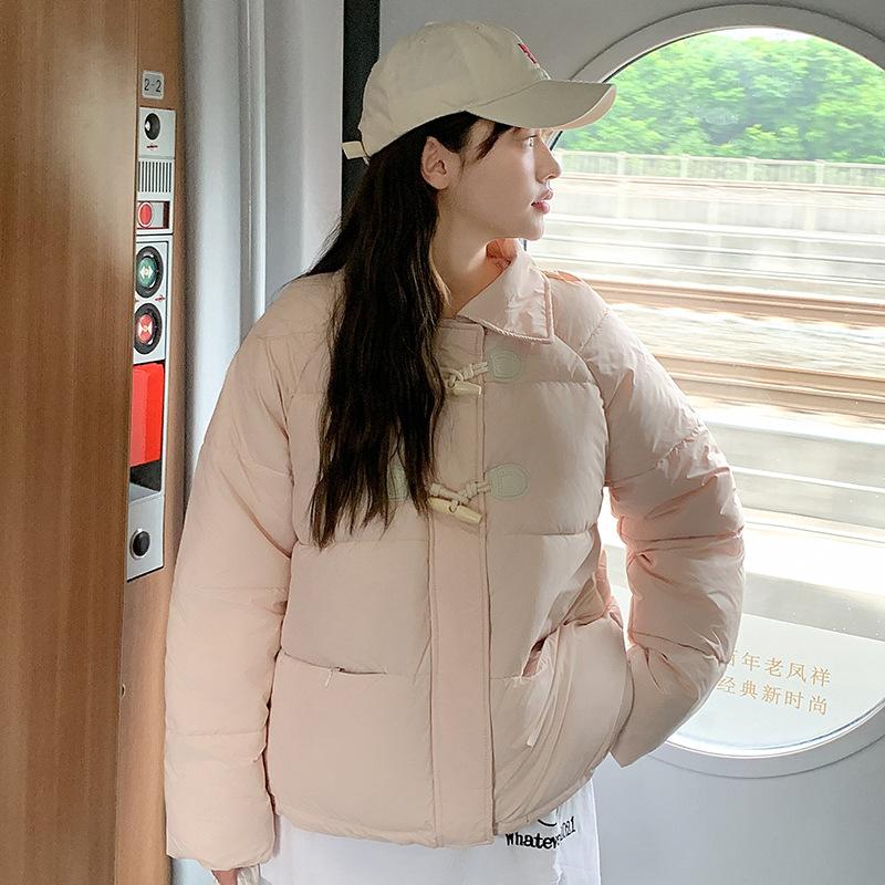 Короткая женская куртка-пуховик с капюшоном и свободным кроем, зимнее пальто