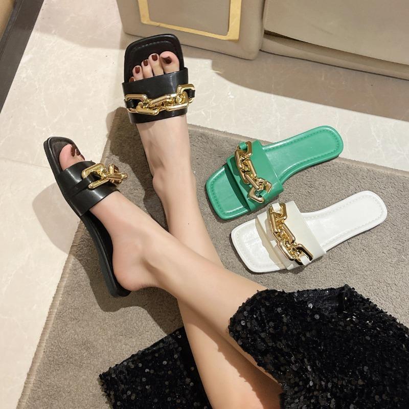 2024 Новые летние женские шлепанцы из золота и серебра, модные уличные туфли на плоской подошве с цепочкой, шикарные женские пляжные тапочки, роскошные шлепанцы