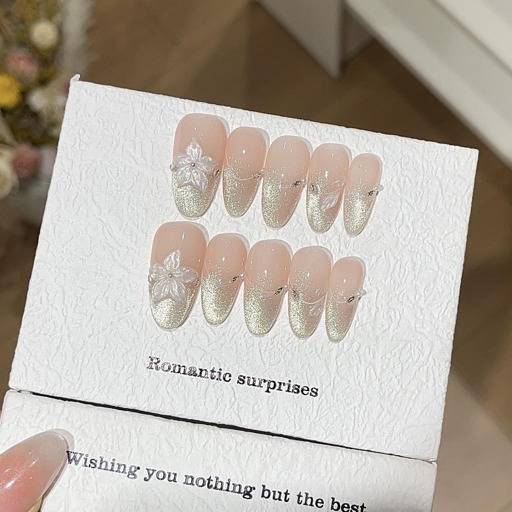 Жасминовый белый Нежное и чистое желание сверкает кошачьими глазами с трехмерными ледяными лепестками в доспехах