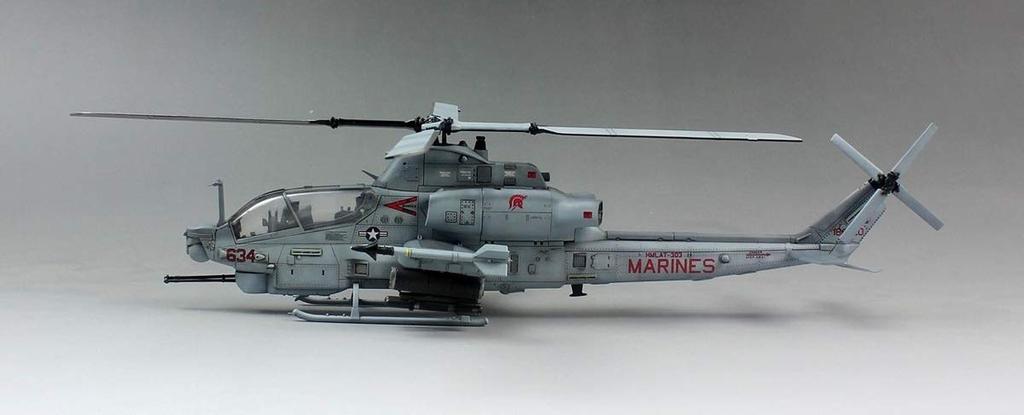 Пластиковая модель ударного вертолета корпуса морской пехоты США Viper DMO720012 1/72 AH-1Z