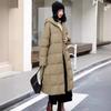 МОДА Белый утиный пух длинный пуховик женский 2024 зимняя новая свободная утолщенная модная однотонная куртка выше колена с капюшоном модная одежда