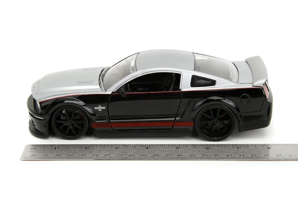 Jada Toys Big Time Muscle 2008 Ford Shelby Литой автомобиль Игрушки для детей и взрослых 124 GT-500KR (Black / Silver)