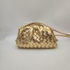 Трендовая женская плетеная сумка-облако-пельмень кроссбоди и клатч 2023
