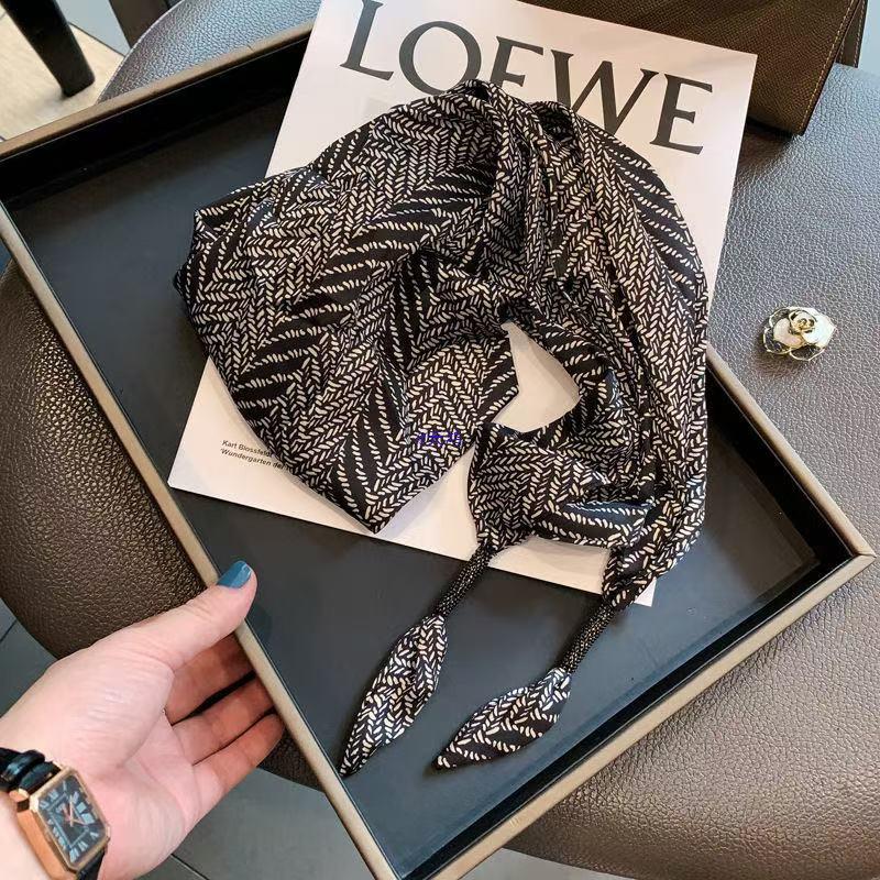 Retro Paisley Silk Triangle Scarf for Women – Versatile Waist and Jeans Accessory