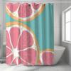 Шторка для душа с узором из розовых и оранжевых долек, полиэстеровая ткань, можно стирать в машине, включает крючки, подходит для декора ванной комнаты.