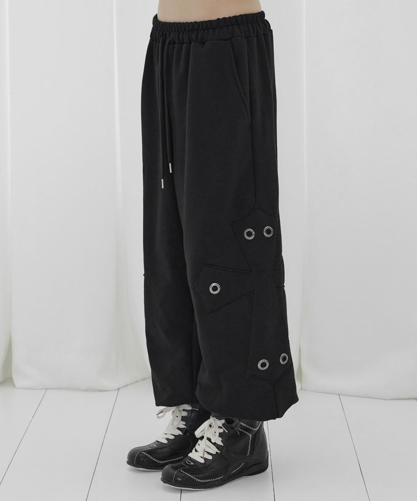 FANCY CLUB Big Cross Eyelet Sweatpants (Black) F26Qd980