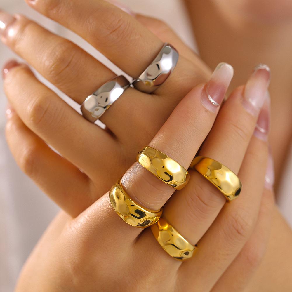 Кольцо с неровным ромбом и гладким узором «Ниша» с дизайном «Холодный ветер» из титановой стали с покрытием из 18-каратного золота