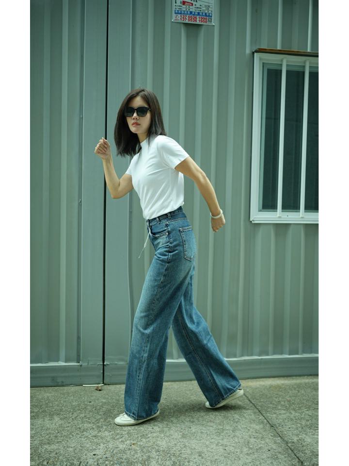 Джинсы буткат с завышенной талией и рваными деталями – американский ретро осенний стиль