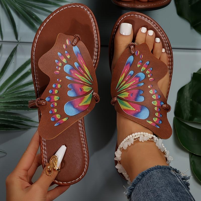 Стильные женские шлепанцы с принтом бабочек | Верх из искусственной кожи и резиновая подошва | Универсальная обувь на все сезоны | Модные шлепанцы с перемычкой для пальца, слипоны