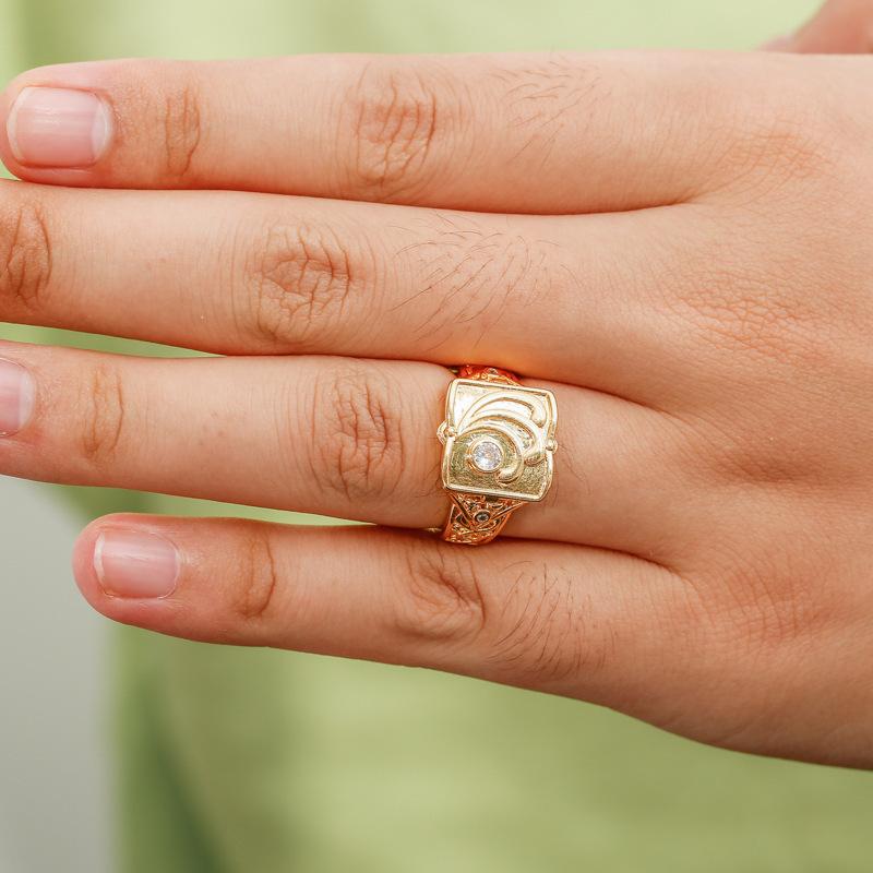 Вэй Я популярен мужскими кольцами с открывающимися крышками