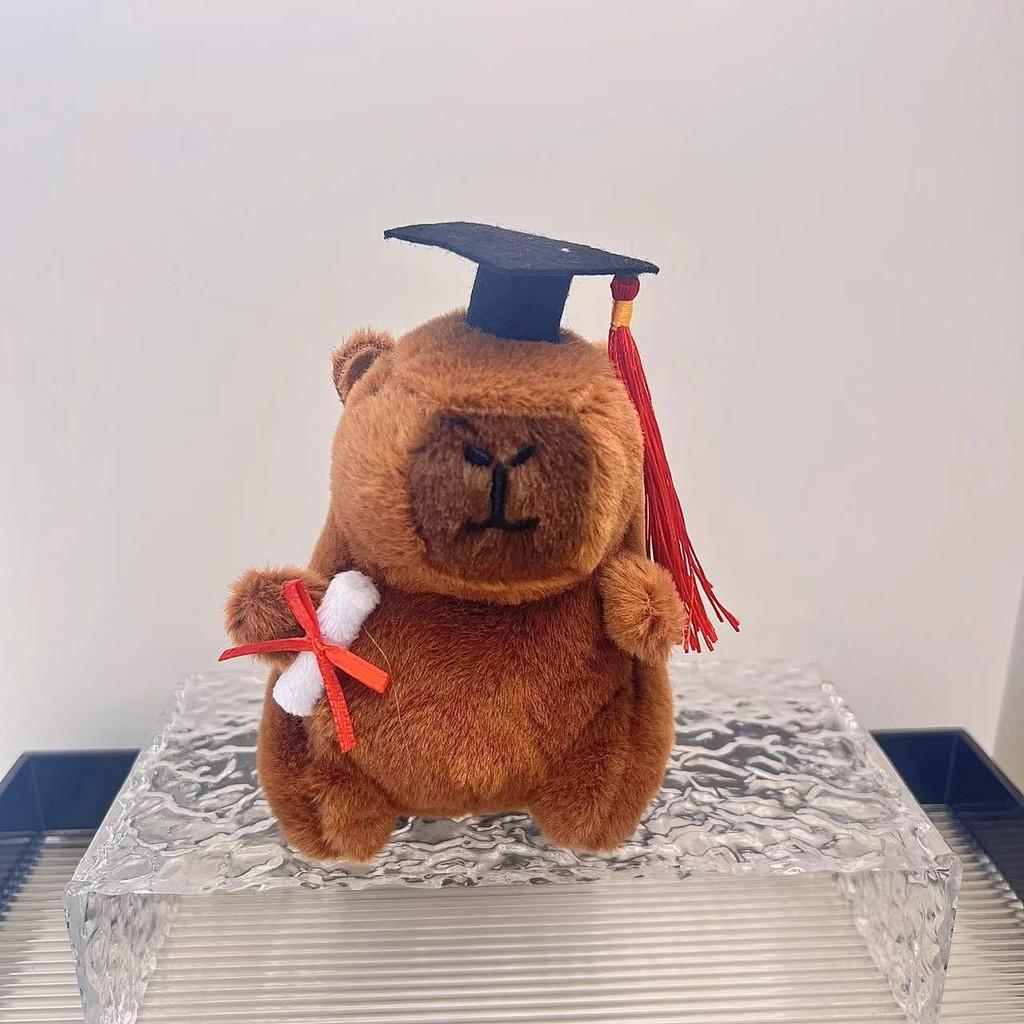 Очаровательный плюшевый брелок в виде капибары в цветной толстовке, идеально подходящий для подарков