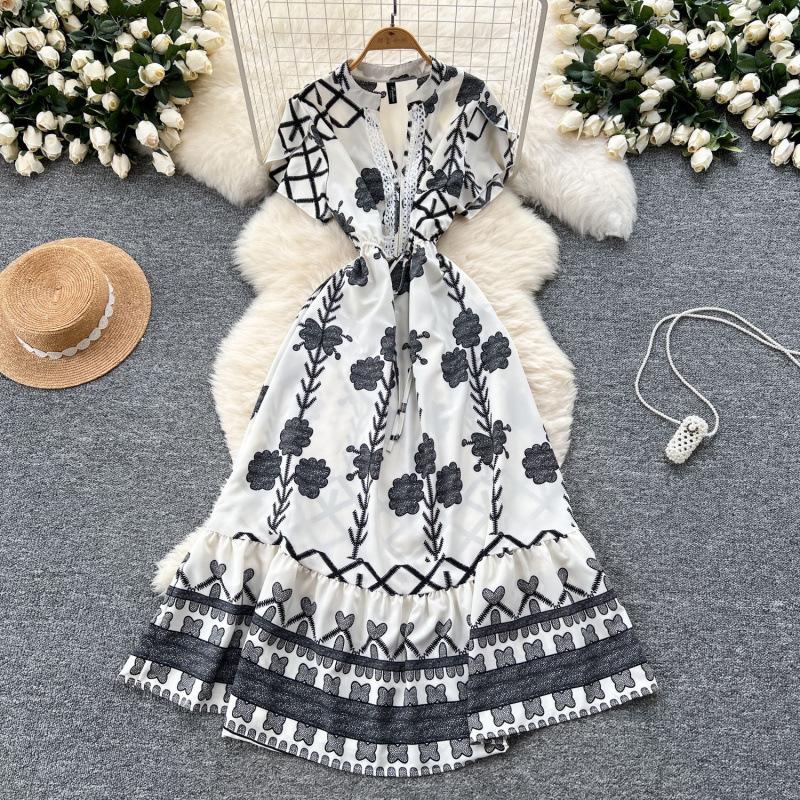French retro V-neck lace splicing short-sleeved printed dress, summer waist and thin temperament elegant long dress