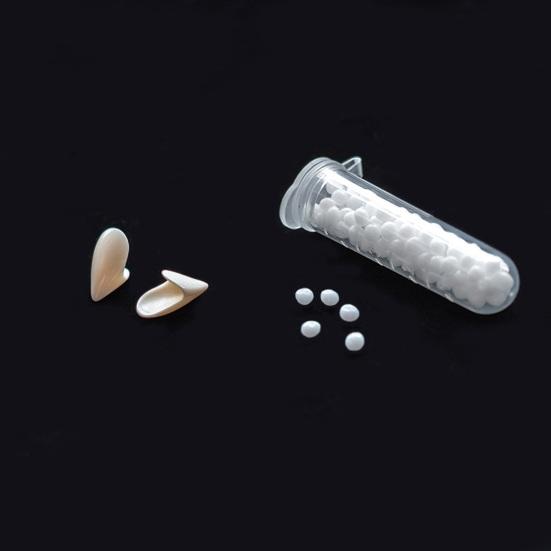 Яркие протезы на Хэллоуин выделяются реалистичными зубами. Сложная имитация протеза широкого применения.