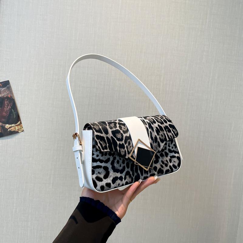 Модная и высокоценная нишевая дизайнерская наплечная сумка-мессенджер 2025 новая сумка под мышкой в зарубежном стиле с леопардовым принтом маленькая квадратная сумка