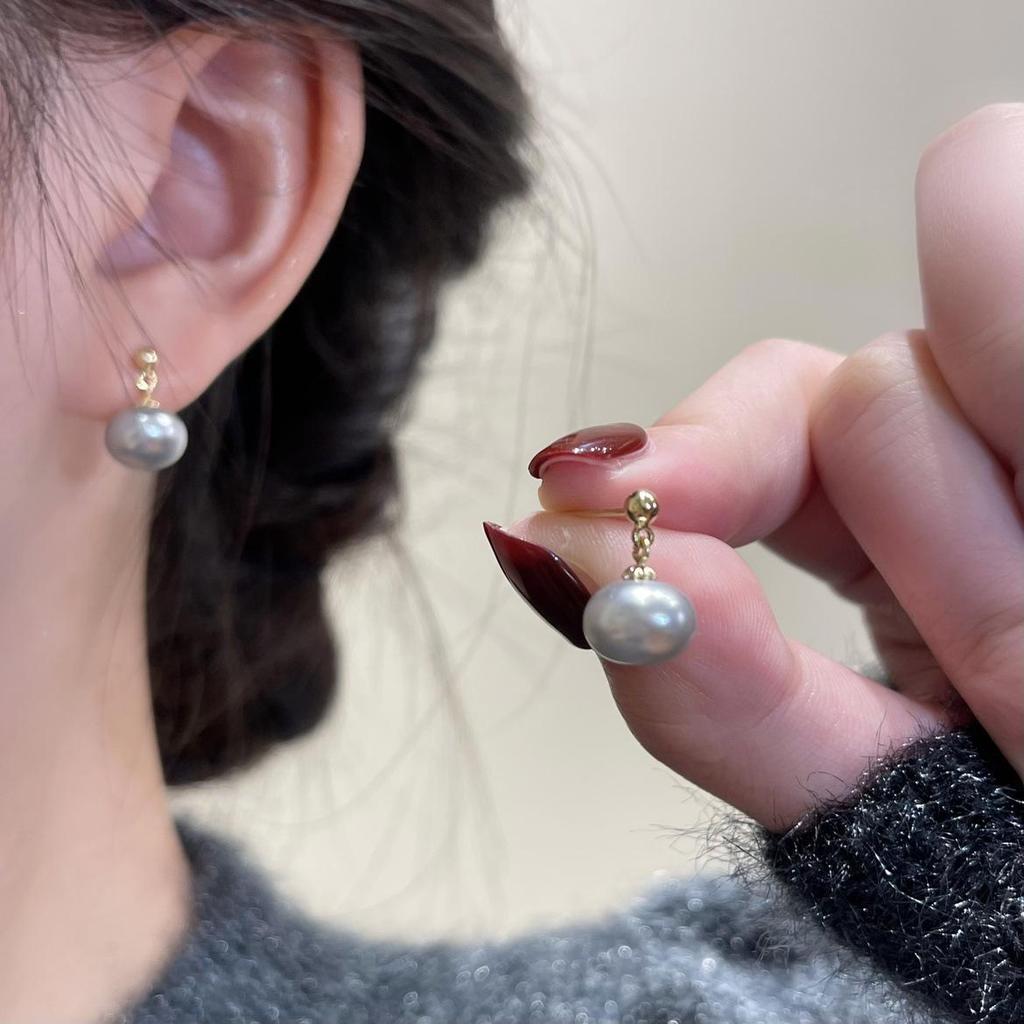 Темпераментные серьги-пусеты из серого жемчуга - Легкая роскошь, Универсальные и Ретро, Новинка сезона Осень/Зима 2023, Маленький дизайн с серебряной иглой.