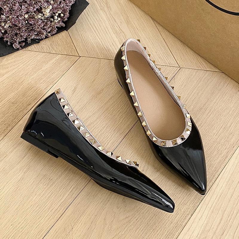 Остроносые туфли-лодочки на плоской подошве с заклепками, увеличивающие рост изнутри, с неглубоким вырезом, из мягкой лакированной кожи, темпераментные, сочетающиеся, туфли-лодочки, увеличивающие рост изнутри, женские