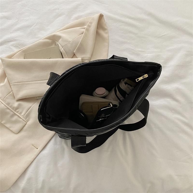 Стильная сумка на одно плечо с однотонной застежкой-молнией