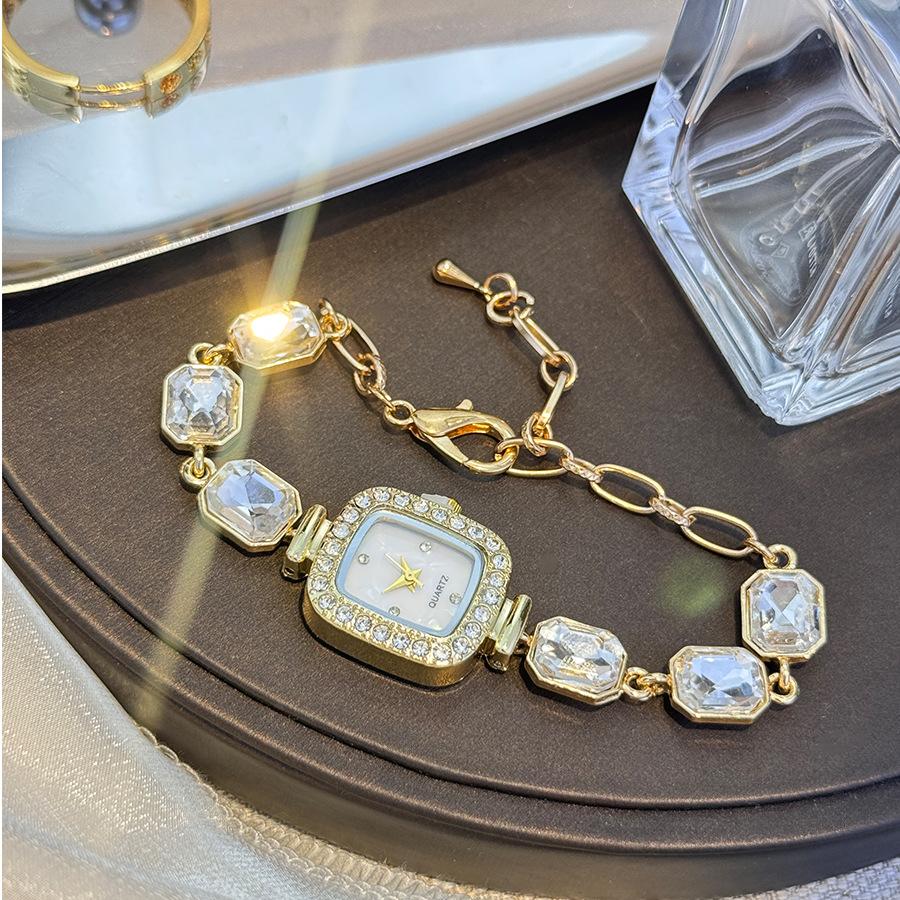 Прямоугольные часы-браслет с перламутровым циферблатом и простым кварцевым механизмом, сверкающие, с маленькими кубиками сахара, застежкой-лобстером, регулируемые женские часы