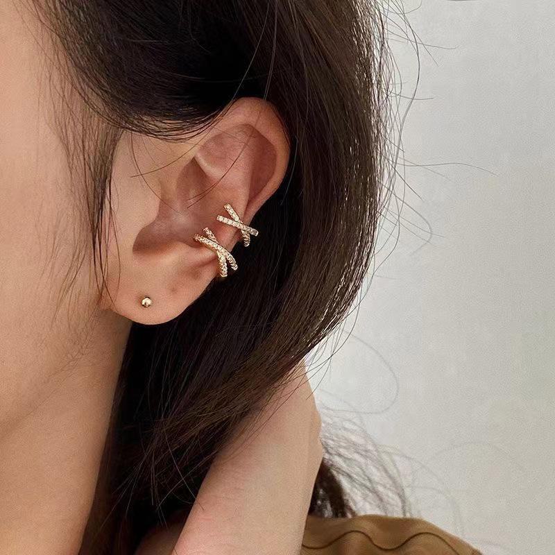 Snake-Shaped Ear Cuff: No Piercing Needed, Elegant 2024 Celebrity-Inspired Earrings.