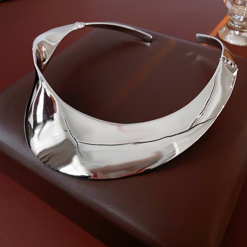 Нестандартное широкое металлическое ожерелье-воротник: Простая, универсальная, холодного стиля, европейская и американская ключичная цепочка, легкая роскошь.