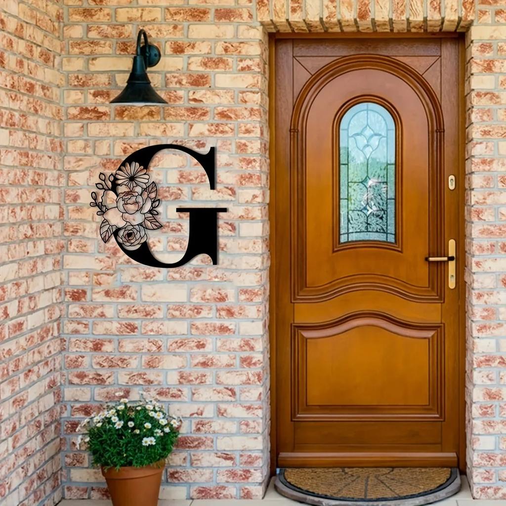 Потрясающая металлическая табличка с цветочными буквами-монограммами! Металлическое настенное искусство. Цветочный декор стен с заглавными буквами алфавита. Буквы для стен своими руками. Знак на заднем плане.