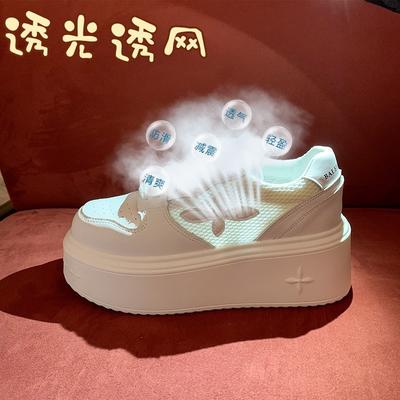 Маленькие белые туфли с толстой подошвой, увеличивающие рост, детские сетчатые дышащие тонкие туфли 2024 года, новые повседневные туфли для серфинга