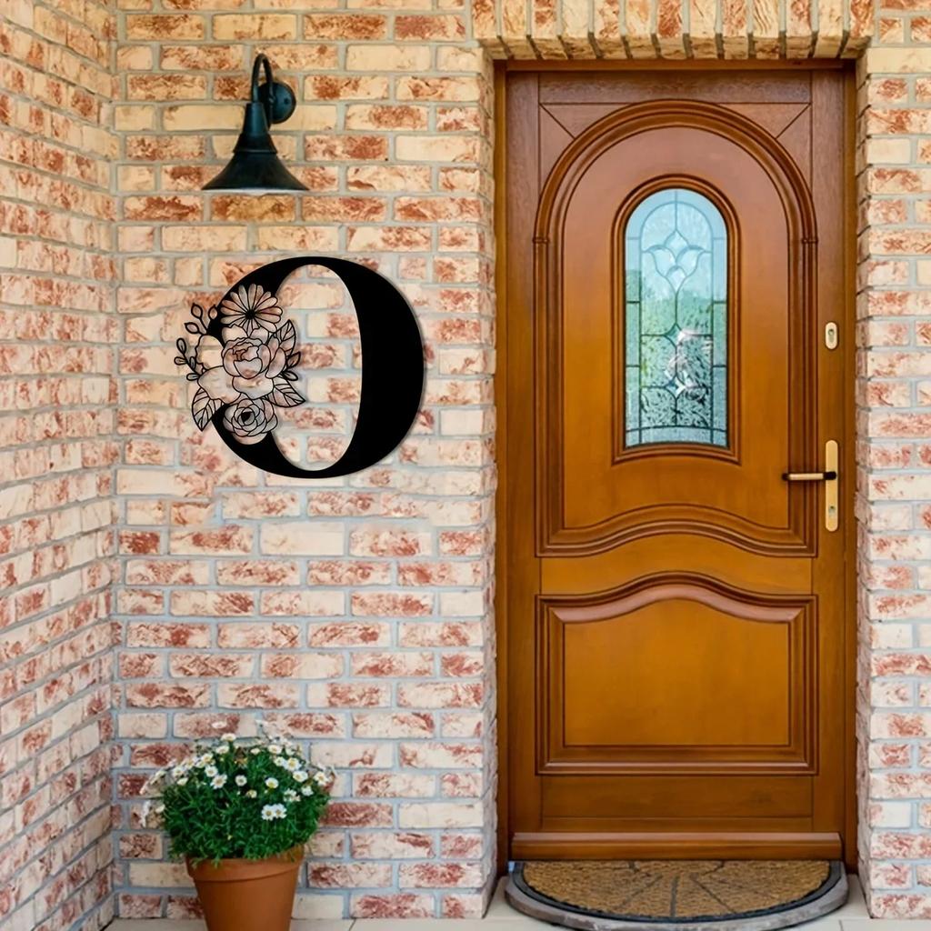 Потрясающая металлическая табличка с цветочными буквами-монограммами! Металлическое настенное искусство. Цветочный декор стен с заглавными буквами алфавита. Буквы для стен своими руками. Знак на заднем плане.