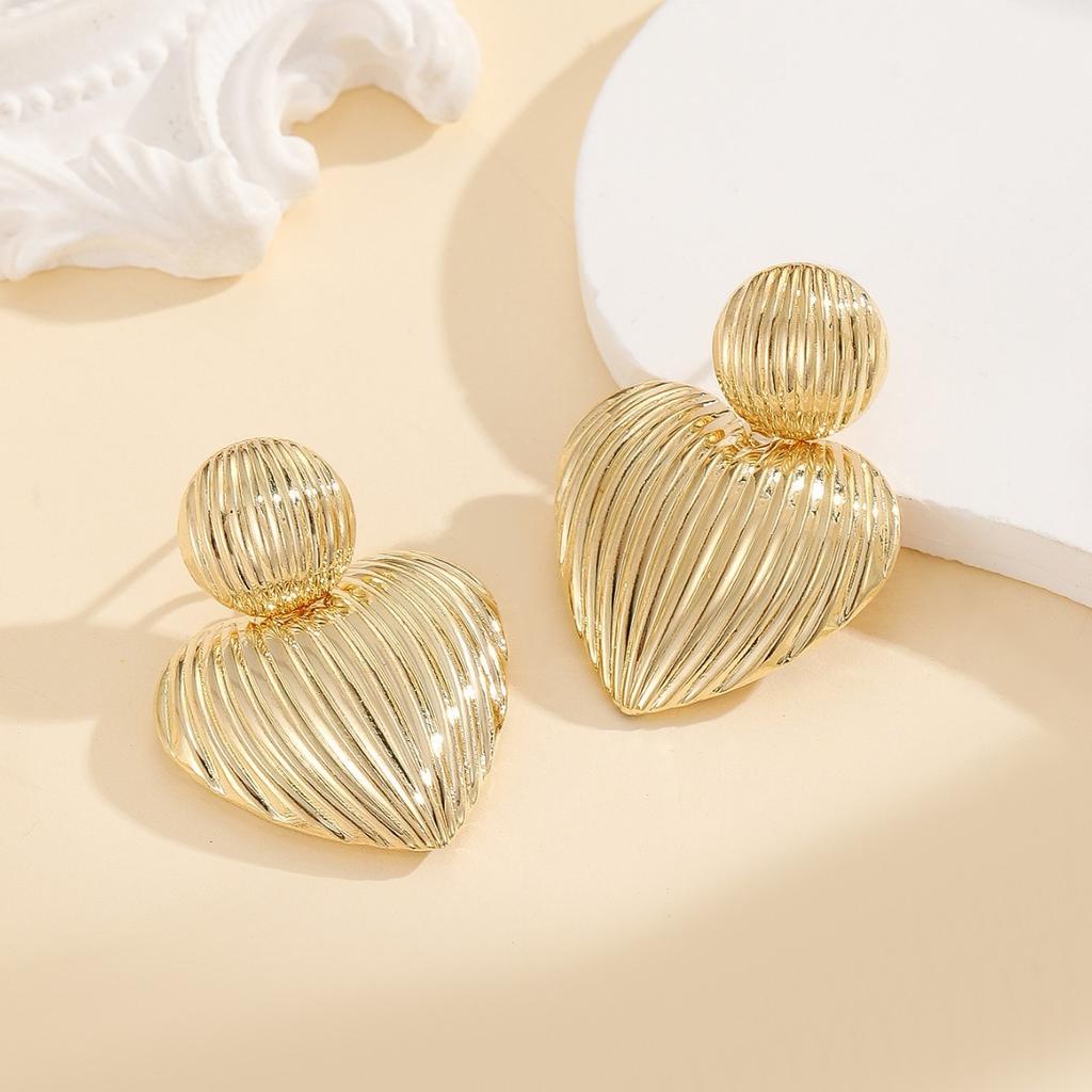 Round love pattern stud earrings, simple trend cold wind earrings, European and American high-end earrings