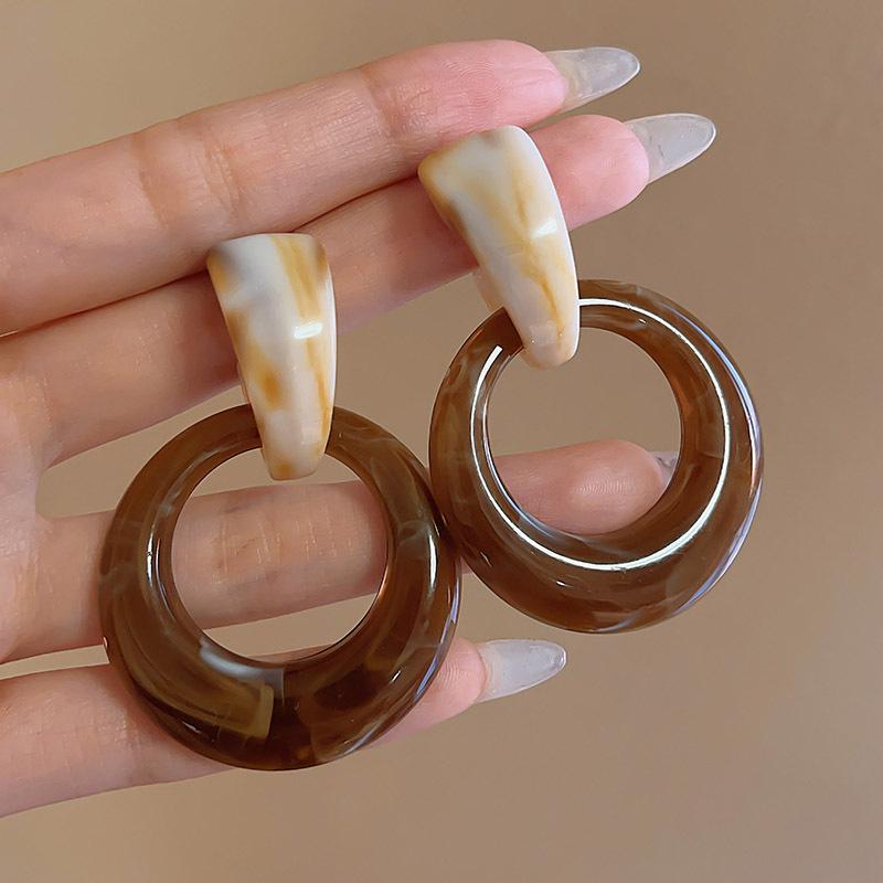 2025 Осень/Зима Женские Высококлассные Простые Серьги: Универсальный дизайн с системой цветов Майяра