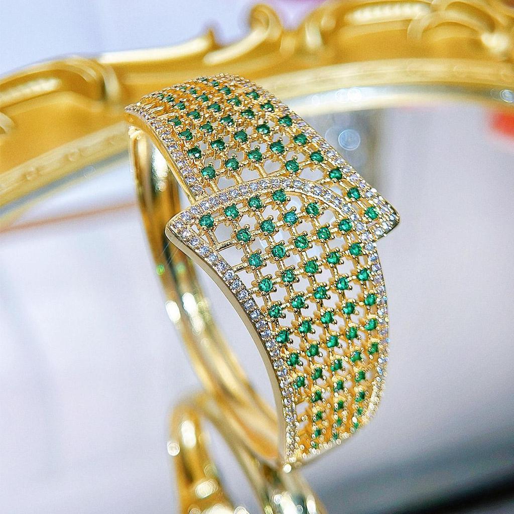 CMM Dubai Golden Retro Emerald Color Zirconia Hollow Large Wide Bangle Bracelet Womens Party Aristractic Hand Jewelry Accessories