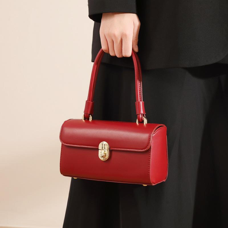 Свадебный подарок невесты — красная сумочка с изысканным женственным шармом, нишевая сумка-коробка кроссбоди для通勤