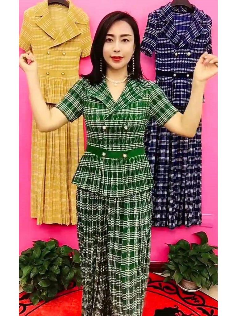 Женский летний клетчатый костюм 2025: Свободный, Стройнящий, Молодящий комплект-двойка с темпераментным топом и брюками широкого кроя.