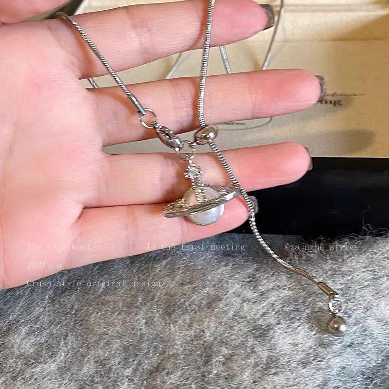 Ожерелье с подвеской-кисточкой из жемчуга Сатурн — женская регулируемая цепочка для свитера, коллекция премиум-класса Осень/Зима 2025.